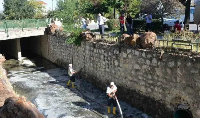 Bozüyük'te açık kanal temizliği
