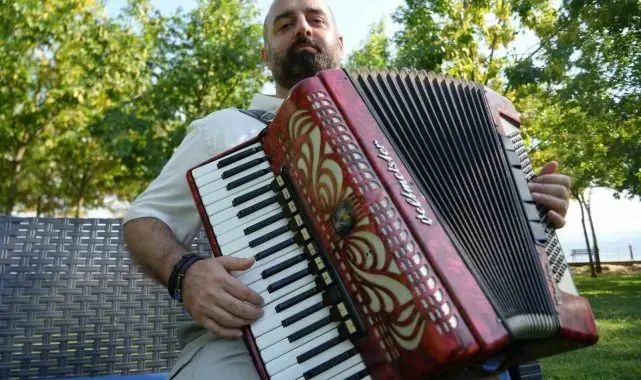 Depremin gölgesinde kalan aşk: Özlem şarkılara döküldü