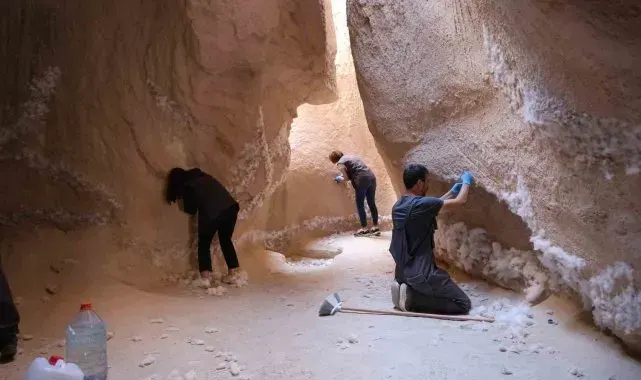 Peribacasına yapıştırılan pamuklar temizleniyor
