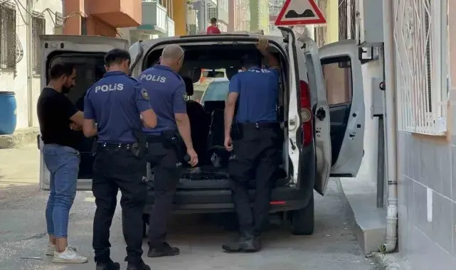 Bursa'da kazalı şekilde park halinde bekleyen araçtan çıkanlar polisi bile şaşırttı
