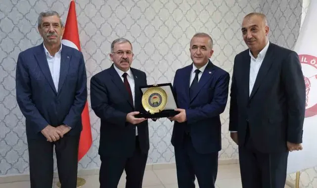 Vali Hatipoğlu, emekli olan personellerle bir araya geldi
