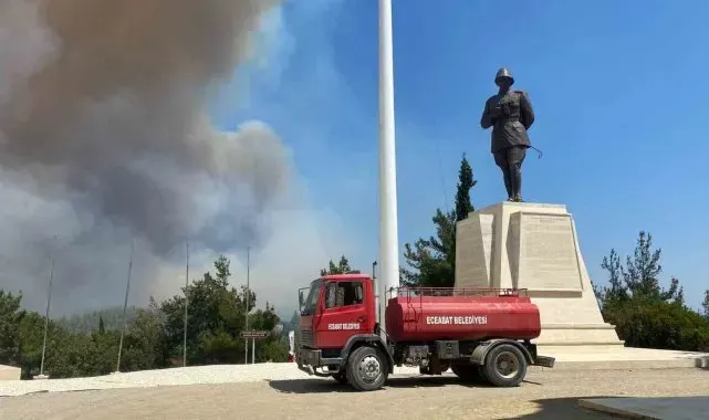 Eceabat'taki orman yangını rüzgarın etkisiyle büyüyor