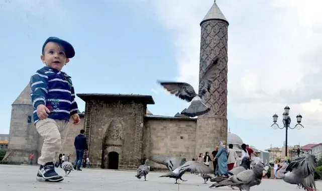 "Sıcak havalarda bol, hafif ve açık renkli giyinin"