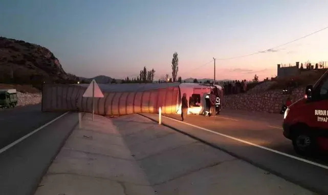 Burdur'da seyir halindeyken lastiği patlayan tır yan yattı: 1 yaralı