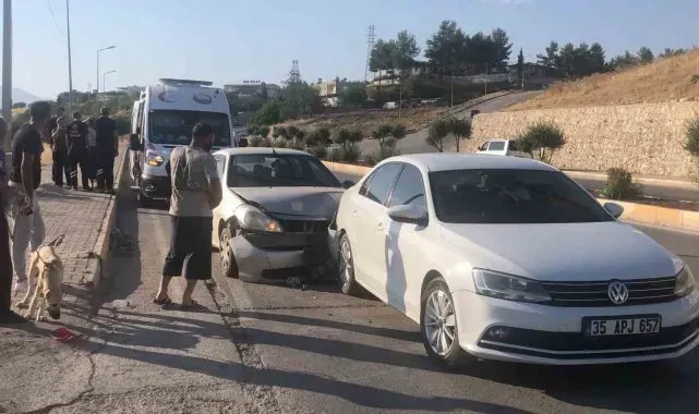 Adıyaman'da iki otomobil çarpıştı: 2 yaralı