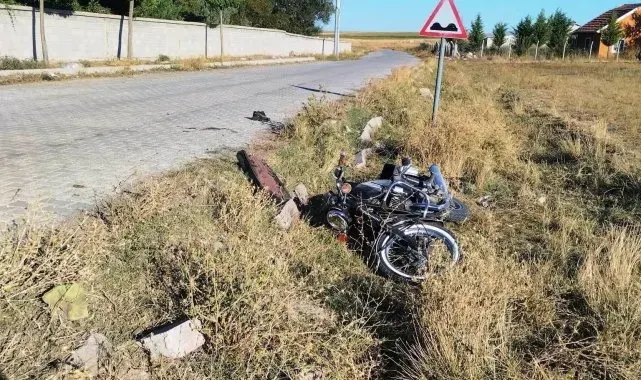 Konya'da motosiklet devrildi, sürücü yaralandı