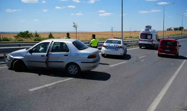 Edirne'de bariyerlere çarpan otomobildeki 2 kişi yaralandı