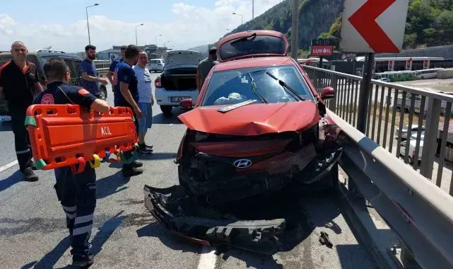 Yola düşen meyve kasası kazaya yol açtı: 3 yaralı