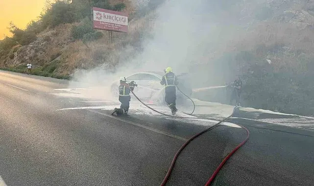 8 milyon TL'lik elektrikli Mercedes oto, seyir halindeyken yanmaya başladı