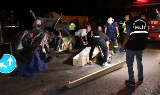 Yön tabelasına çarparak hurdaya dönen otomobilin sürücüsü öldü