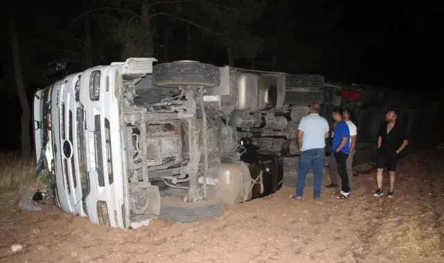 Bakır kablo yüklü tır devrildi: 1 yaralı