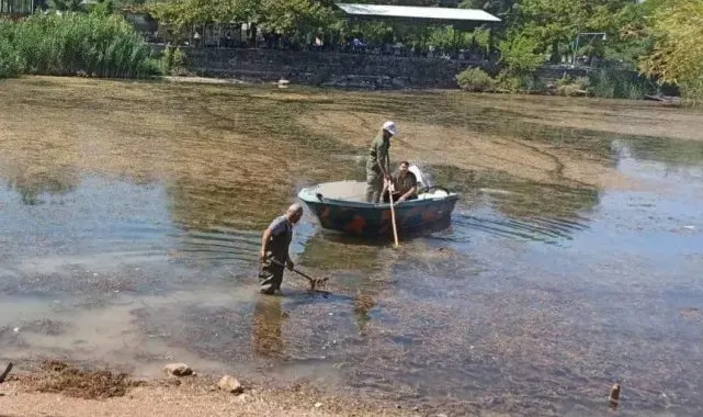 Gölbaşı'nda göl yüzeyinde temizlik yapıyor