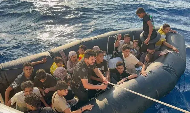 Datça'da 36 düzensiz göçmen ve 22 çocuk kurtarıldı