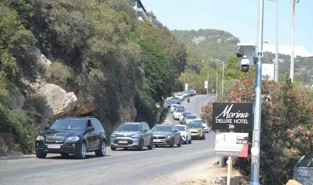Ölüdeniz'e tatilci akını, uzun araç kuyruğu oluştu