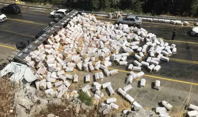 Antalya'da saman yüklü tır devrildi, sürücü yaralandı