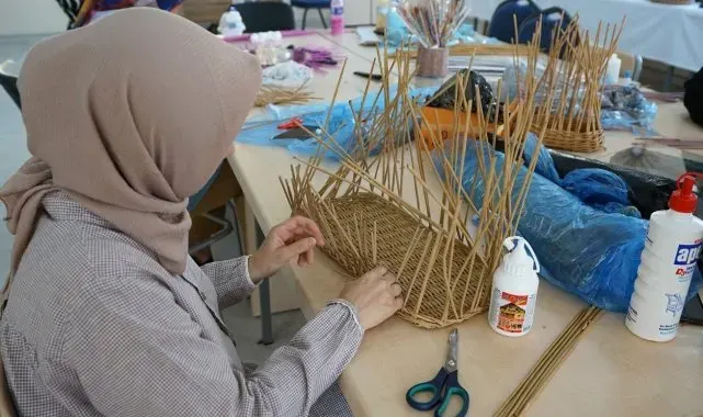 Atık malzemeler kadınların elinde sanat eserine dönüşüyor
