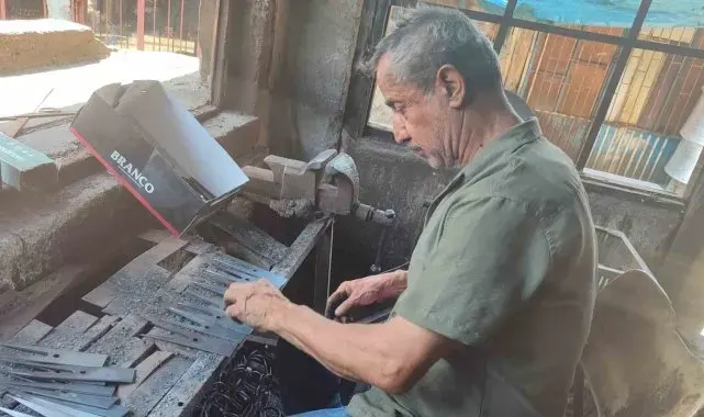 46 yıldır çoban köpeklerine tasma yapıyor