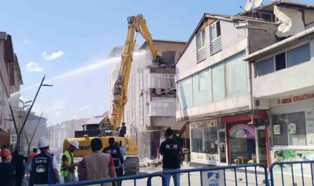 Pendik'te İETT otobüsünün çarptığı 4 katlı bina yıkılıyor