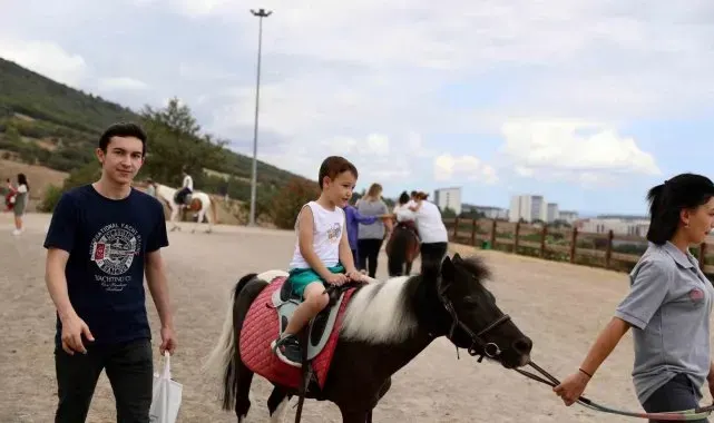 Özel çocuklara atlı terapi desteği