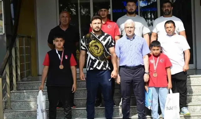 Sivaslı pehlivanlar ödüllendirildi