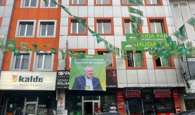 Ağrı'da sehit İsmail Heniyye'nin dev posteri asıldı