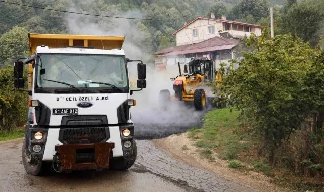 Köylerde sıcak asfalt çalışmaları sürüyor