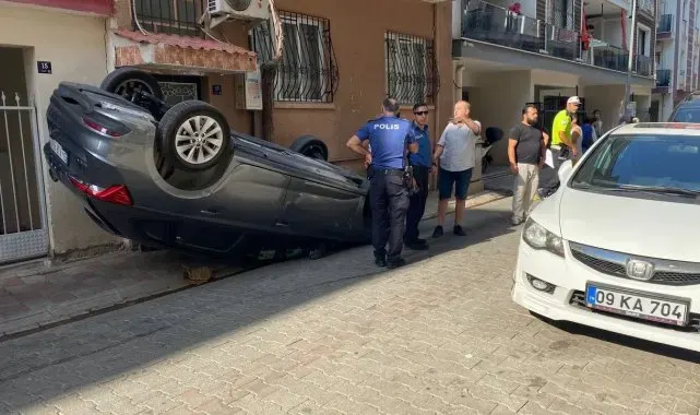 Park halindeki araca çarpan otomobil ters döndü: 1 yaralı