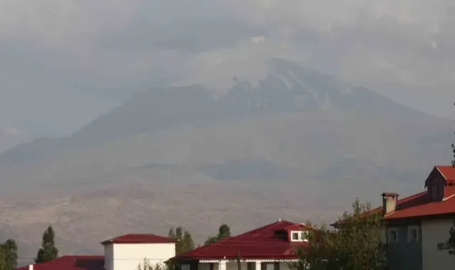 Ağrı Dağı sıcak hava nedeniyle erimeye devam ediyor
