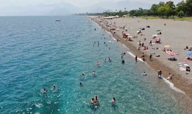 Antalya'da nem yüzde 80'i buldu, sahiller doldu