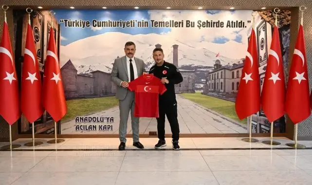 Vali Çiftçi'ye milli takım forması hediye etti