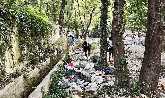 Gördükleri manzaraya duyarsız kalmayıp, eldiven ve maskeyle temizlik yaptılar