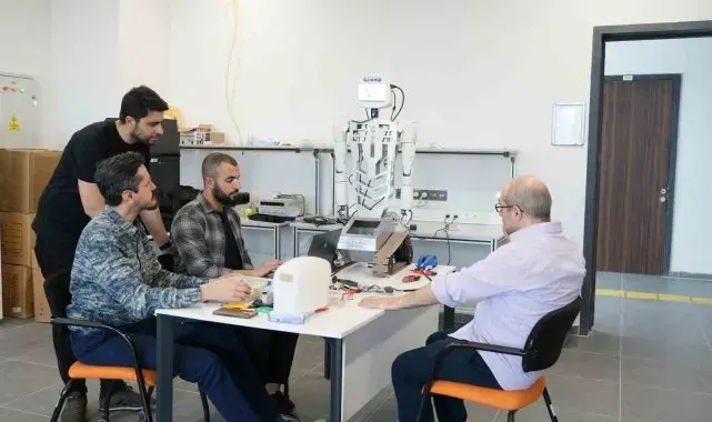 BTÜ'de yapay zekâ destekli insansı robot geliştirildi