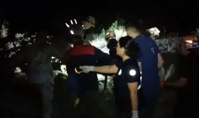 Dereye uçan otomobilde sıkışan yaralıyı AFAD kurtardı