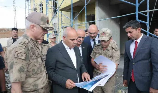 Ağrı Valisi Koç, Hamur'da inşaatları denetledi