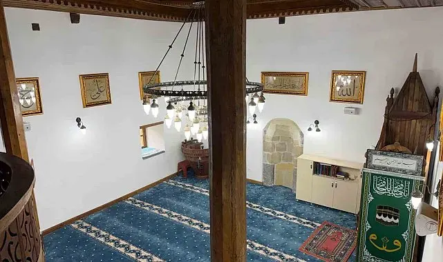 Şavşat'ta tarihi cami Osmanlı tarzı hatlarla bezendi