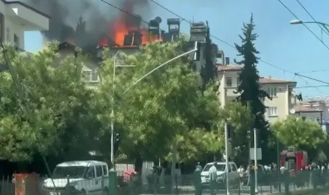 Çatı yangını korku ve paniğe neden oldu