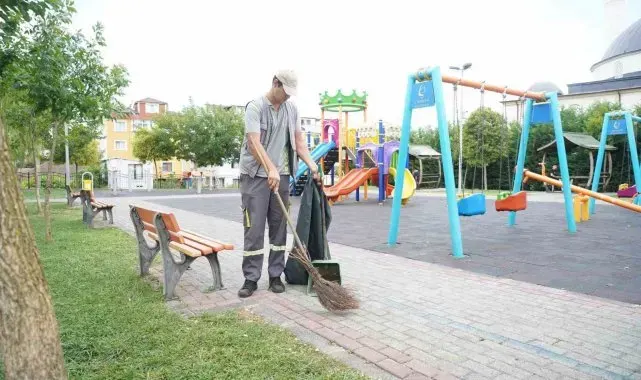 Çayırova'nın parkları düzenli olarak temizleniyor
