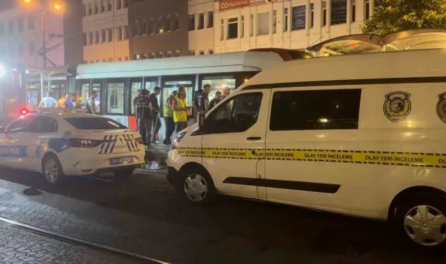 Beyazıt'ta raylara düşen adam tramvayın altında kalarak öldü