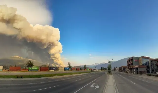 Kanada'da milli parktaki yangın kasabaya ulaştı