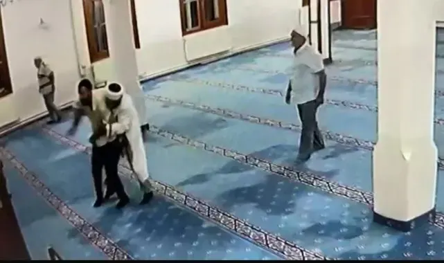 İmam camide kendine bıçakla zarar vermeye çalışan şahsa engel oldu