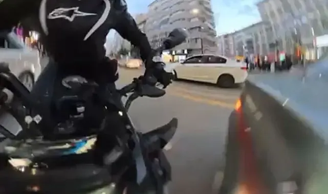 Motosiklet sürücüsü otomobile çarparak takla attı, o anlar kameraya yansıdı