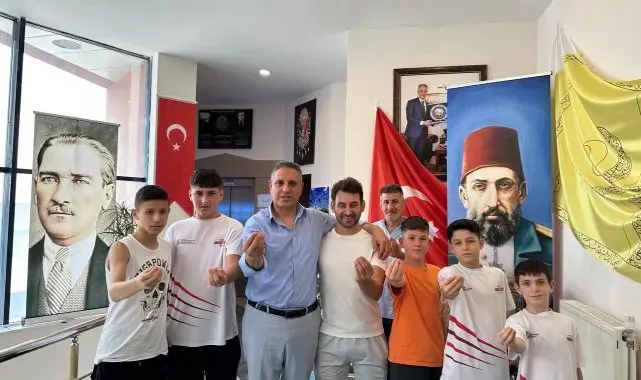 Dereceye giren güreşçilerden Osmanlı Ocakları Genel Başkanı Canpolat'a ziyaret