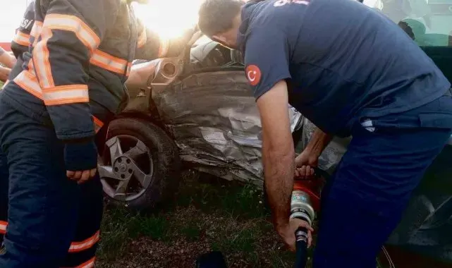 Çankırı'da otomobil ile kamyonet birbirine girdi: 4 yaralı