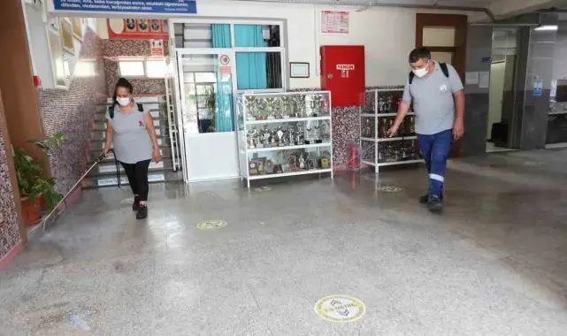Bayraklı'da okullar dezenfekte ediliyor