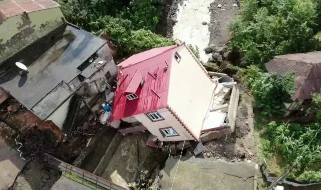 Giresun'da Köseler köyünde yaşanan selde yan yatan 2 katlı ev havadan görüntülendi