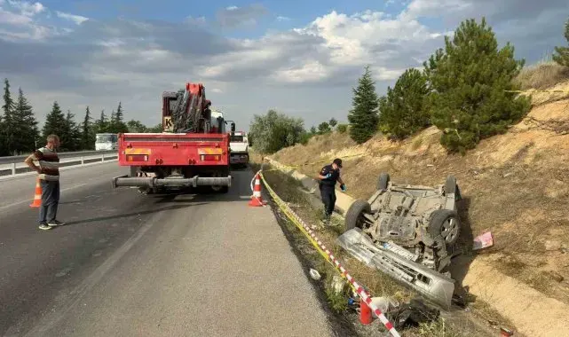 Takla atıp refüje devrilen otomobilde 2 kişi yaralandı