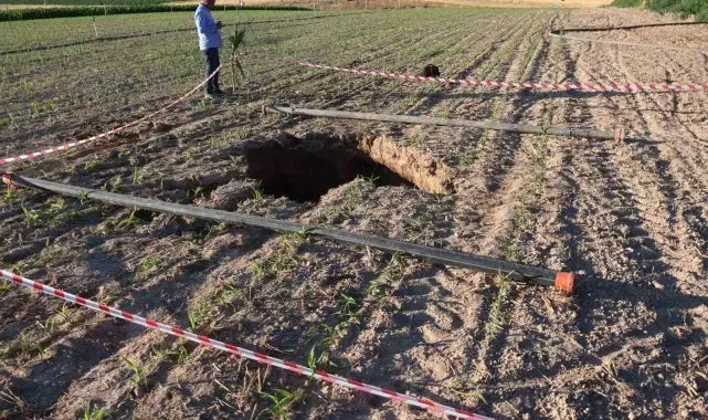 Aksaray'da mısır tarlasında küçük çaplı obruk oluştu