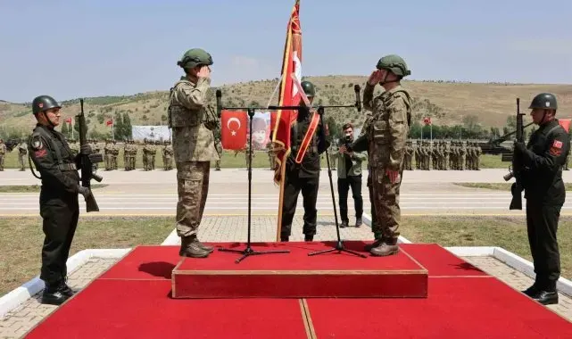 Alayda sancak devir teslimi coşkusu