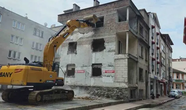 İlkadım'da metruk binalar yıkılıyor