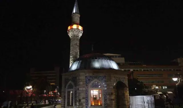 İzmir'de tüm camilerden aynı anda sela sesleri yükseldi
